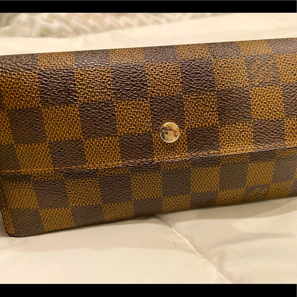 Louie Vuitton Wallet/clutch 10 slots, tri fold. Great condition -AUTHENTIC